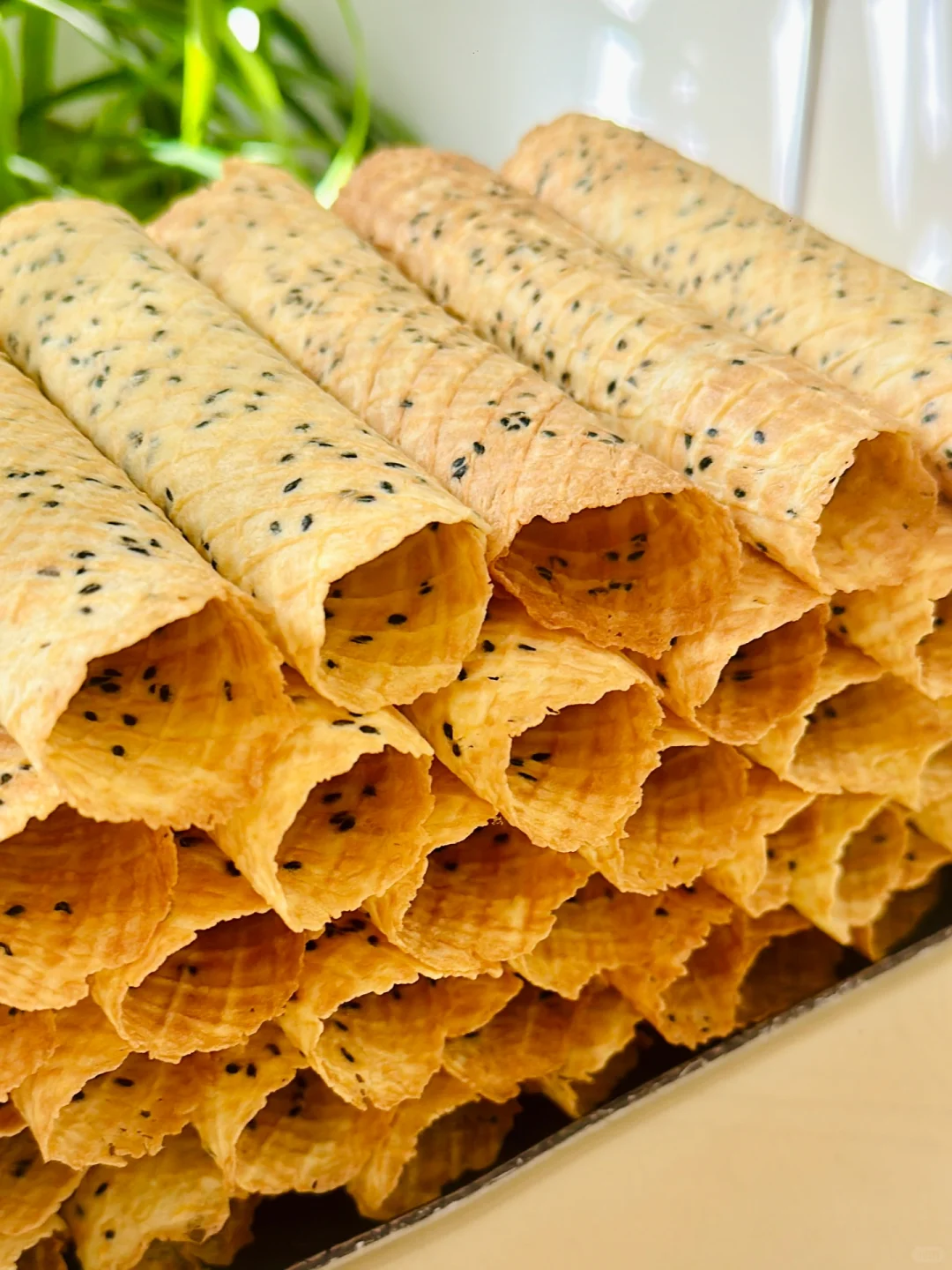 该怎么向你形容，刚刚烤出来的蛋卷多么酥脆