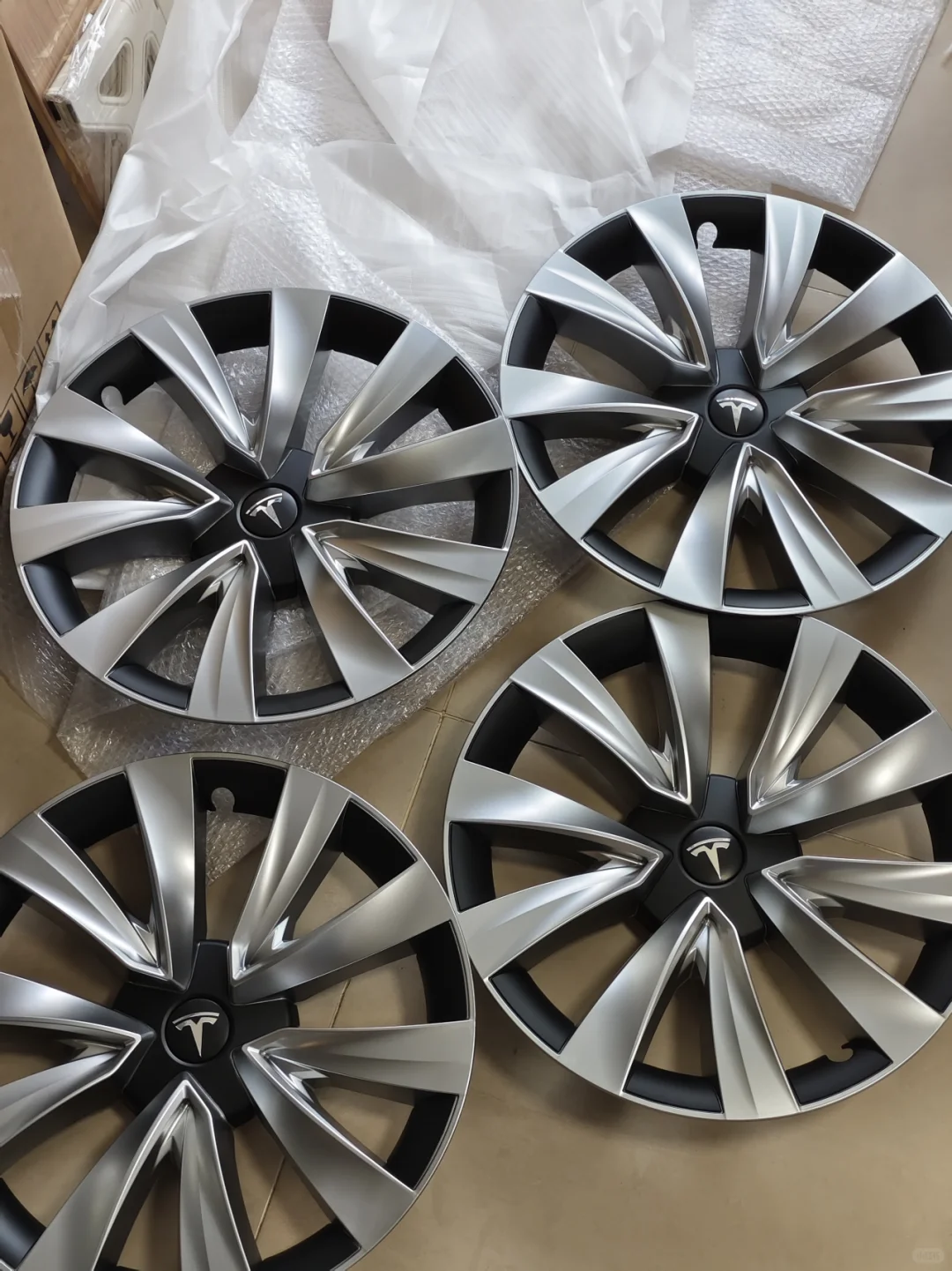 老款model3 18寸轮毂上这套轮毂盖真的帅