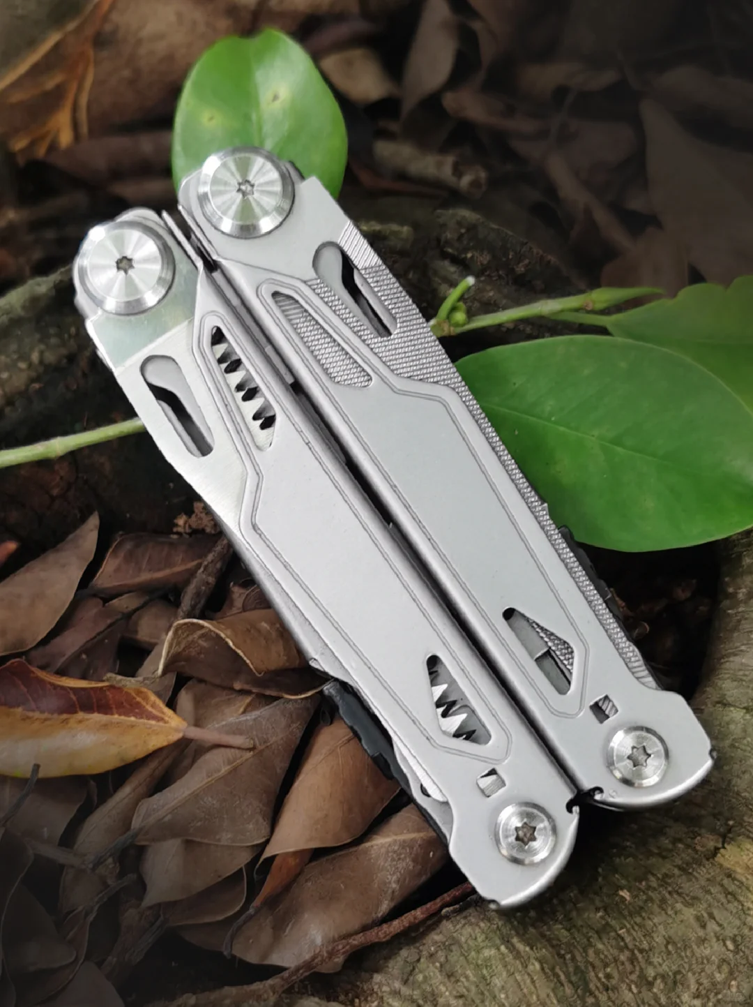 新品首发｜多功能折叠工具钳户外党必备❗️