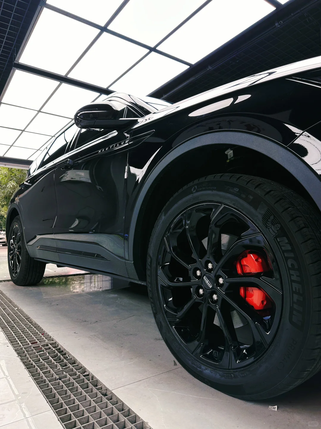 这改装厉害，全车镀铬件黑化