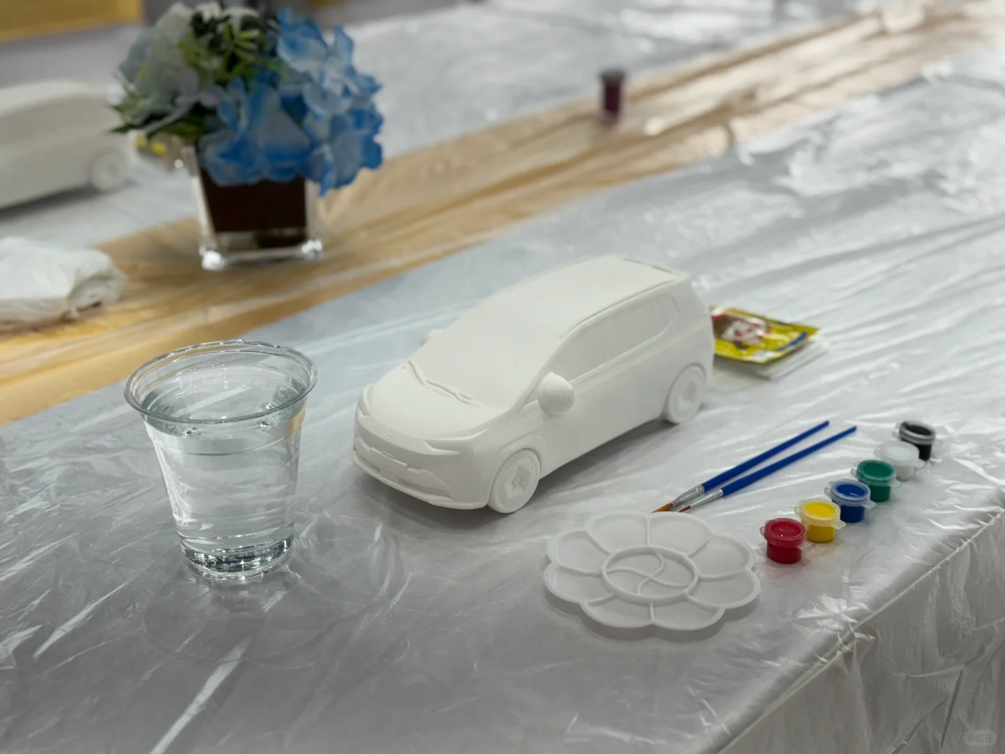 周末又来参加埃安活动 亲子车模涂画