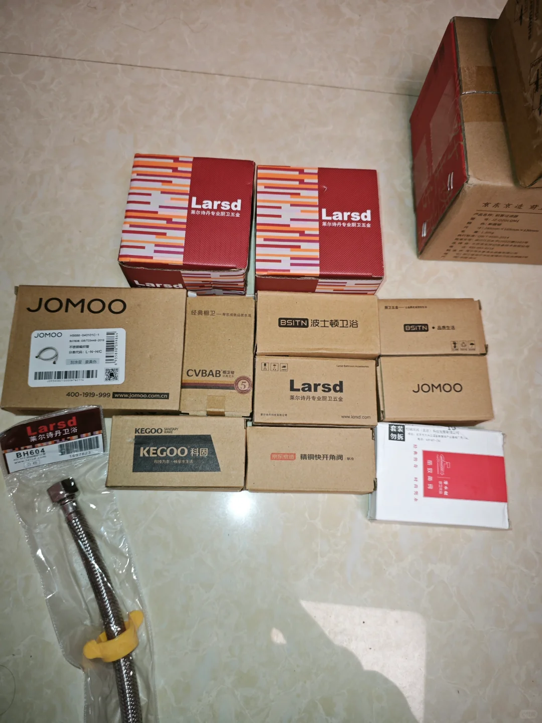 装修之厨卫小五金：软连接、地漏、角阀对比