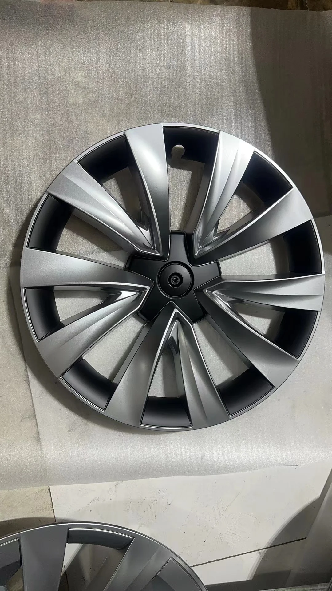 老款3 18寸黑银双拼色出货，有需要的来现货