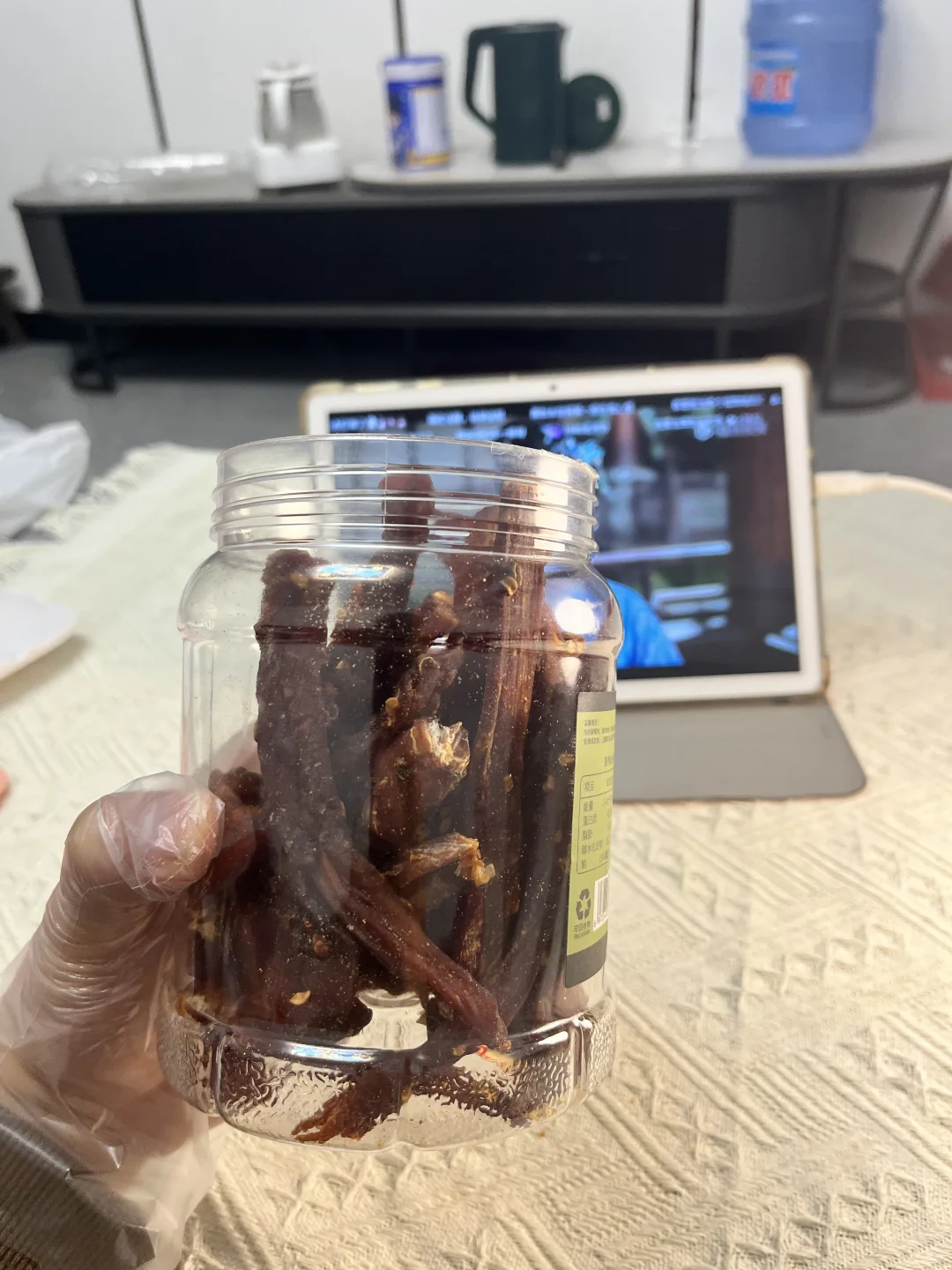?这桶风干肉干我能啃到天荒地老！追剧神器