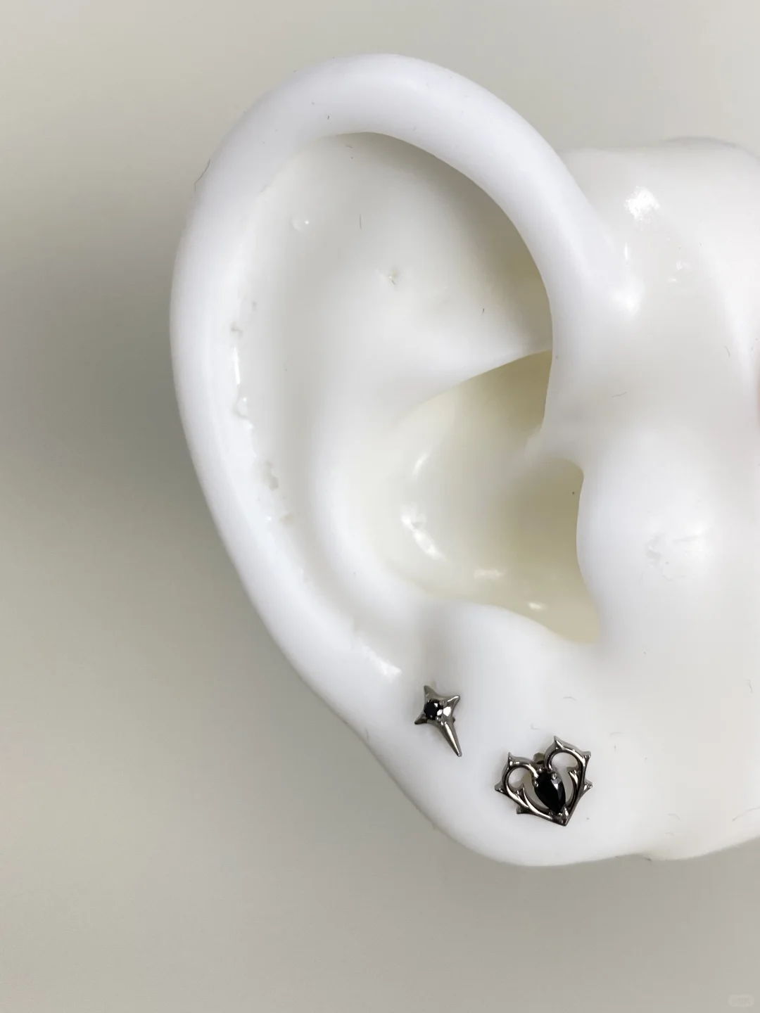 双耳洞叠戴封神！钛合金爱心+小四芒星绝绝子