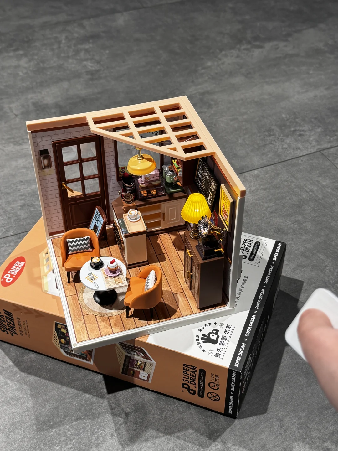 diy小屋也是越来越卷了，都可以遥控亮灯了