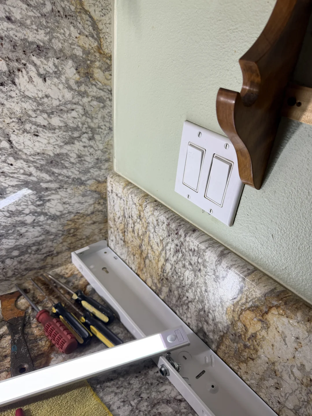 马桶漏水维修 + 电灯短路排查