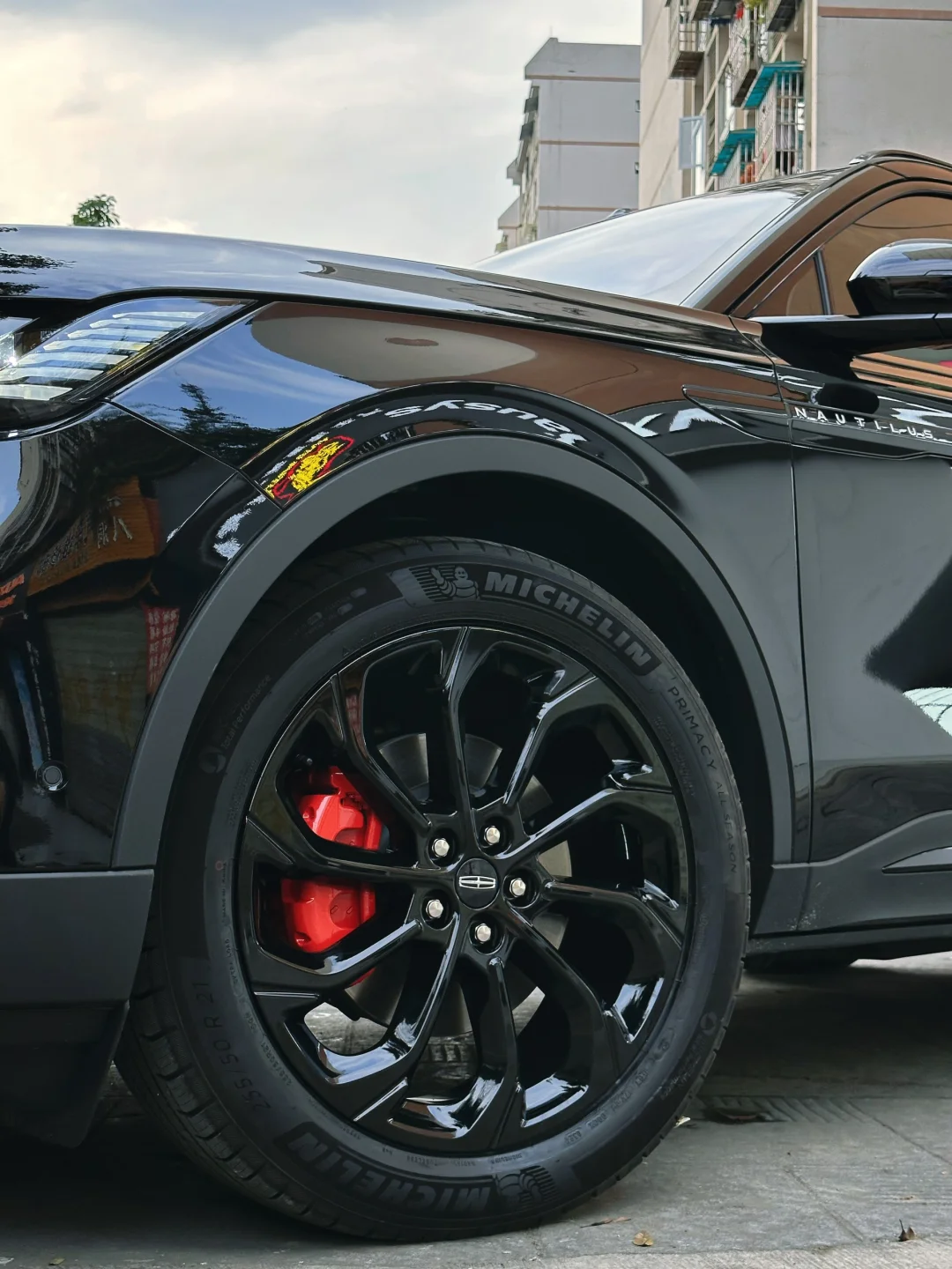 这改装厉害，全车镀铬件黑化