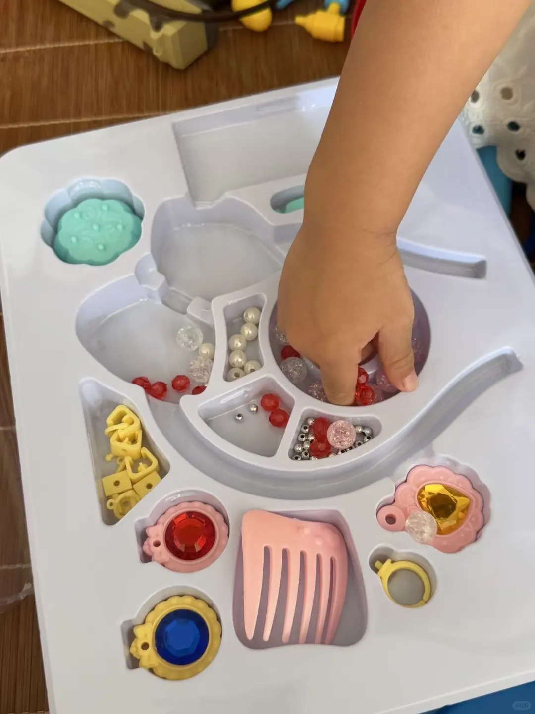 小朋友DIY自制手串 ?做精致珠珠女孩