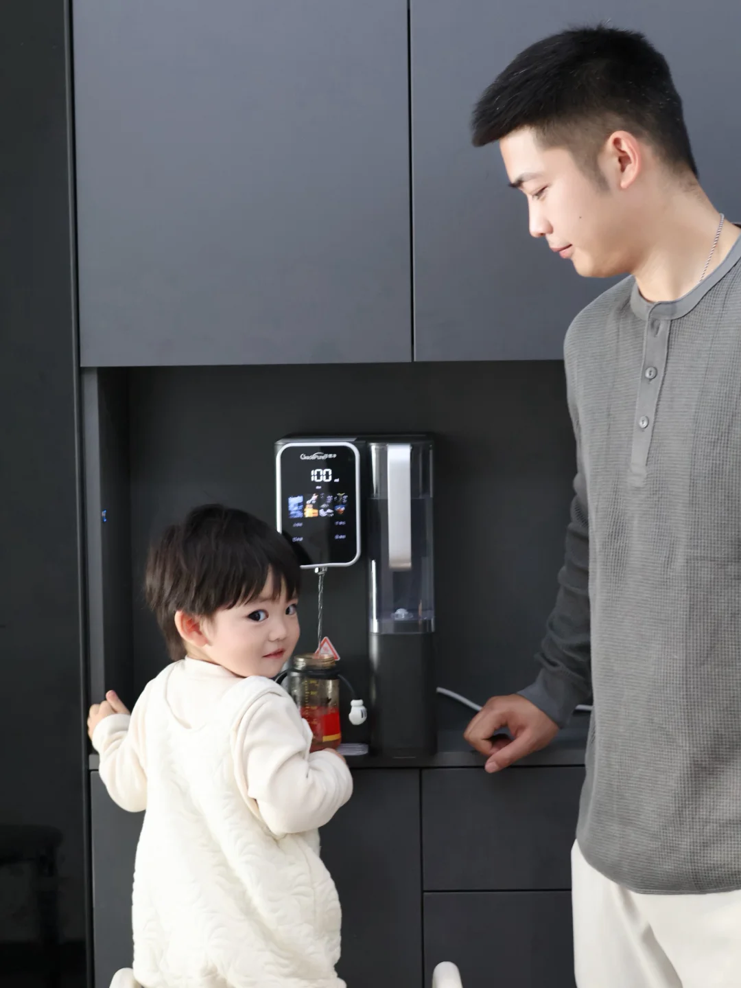 多亏这台净饮机,爸爸带娃泡奶不再手忙脚乱!