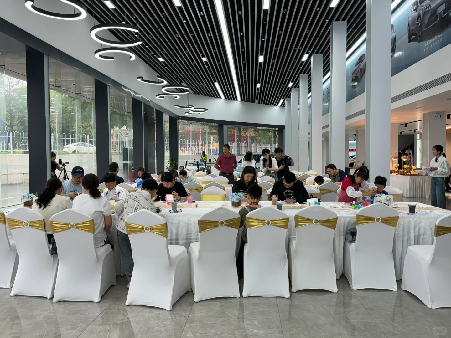 周末又来参加埃安活动 亲子车模涂画