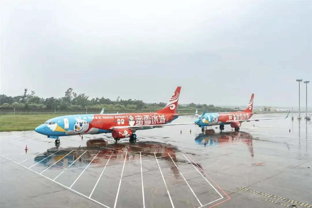 刚刚两架蜜雪冰城主题彩绘飞机首飞