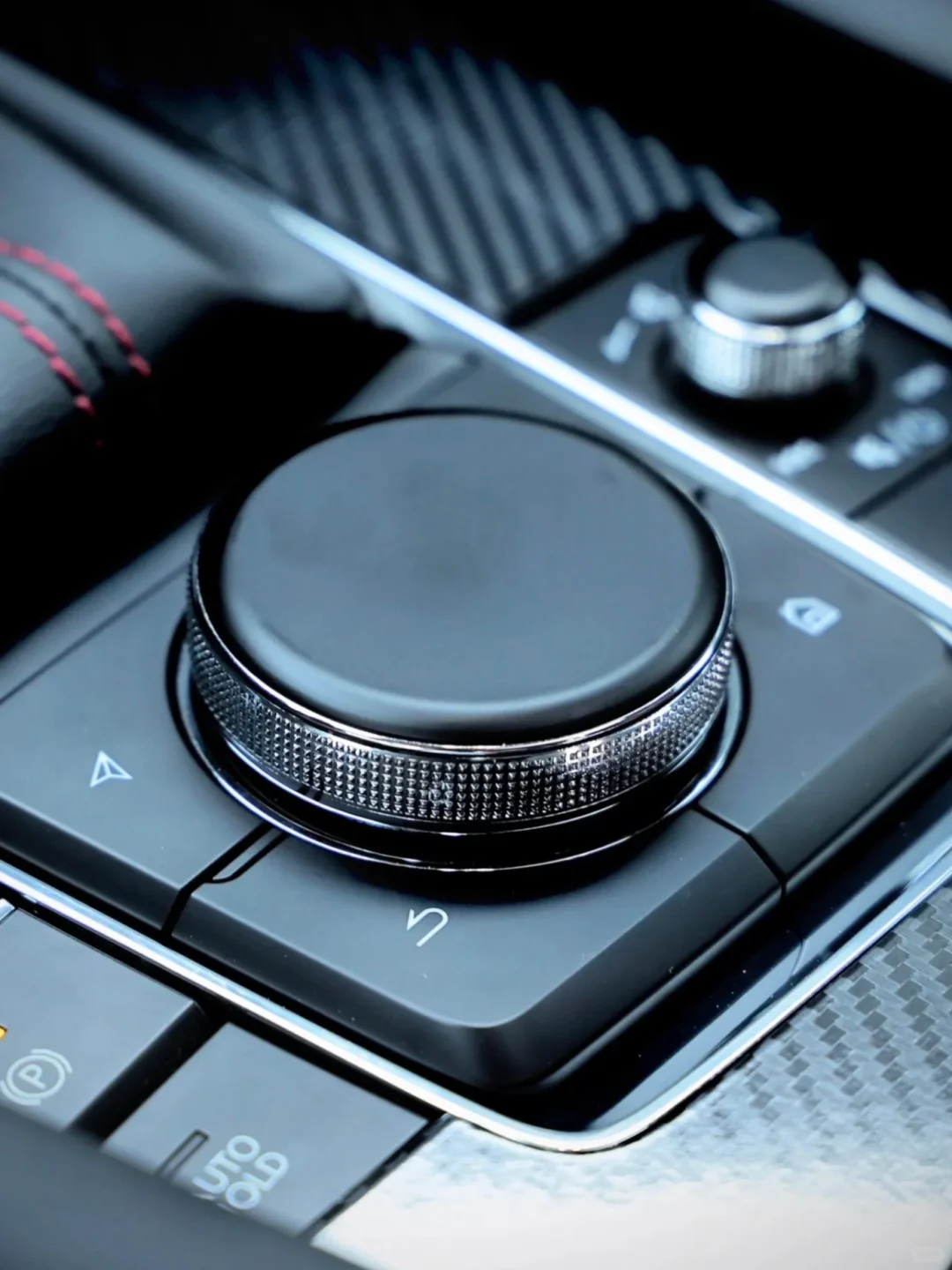 大家还喜欢机械仪表和物理按键吗?