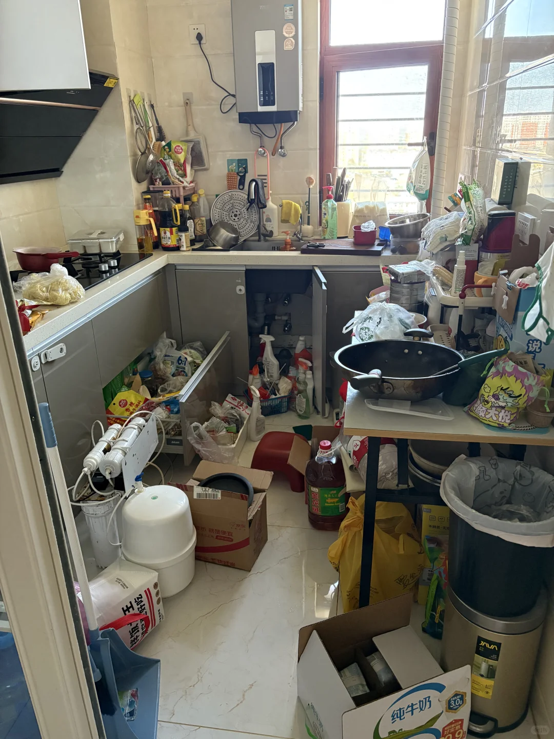 哪位收纳大师帮我布局一下，太乱了