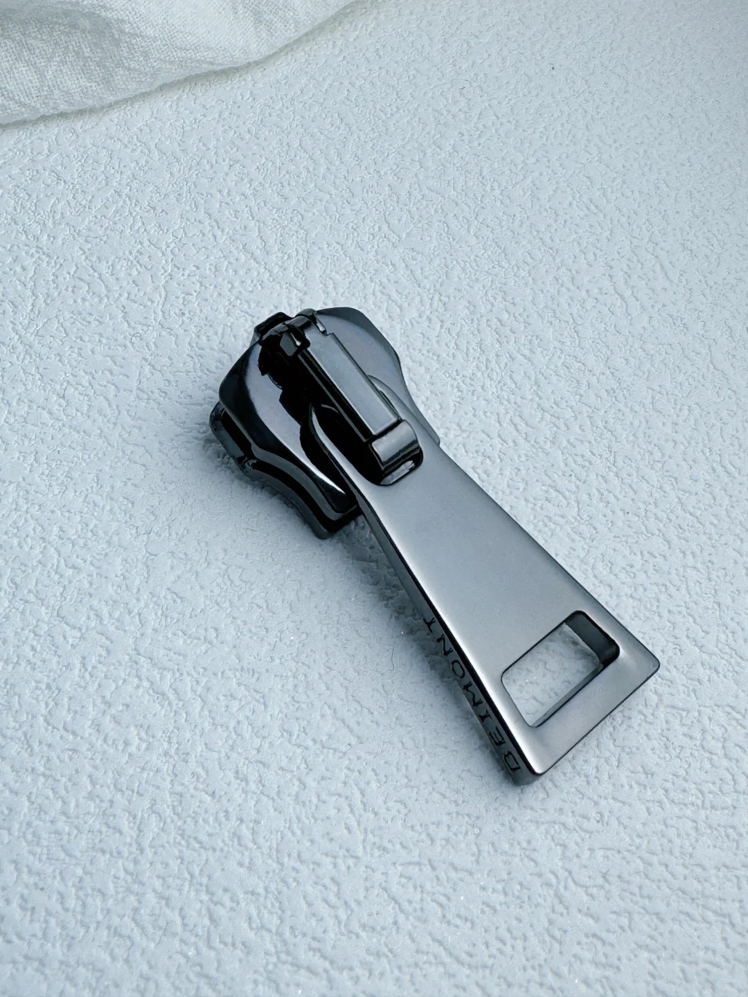 箱包界永不落幕的经典黑色拉链头?