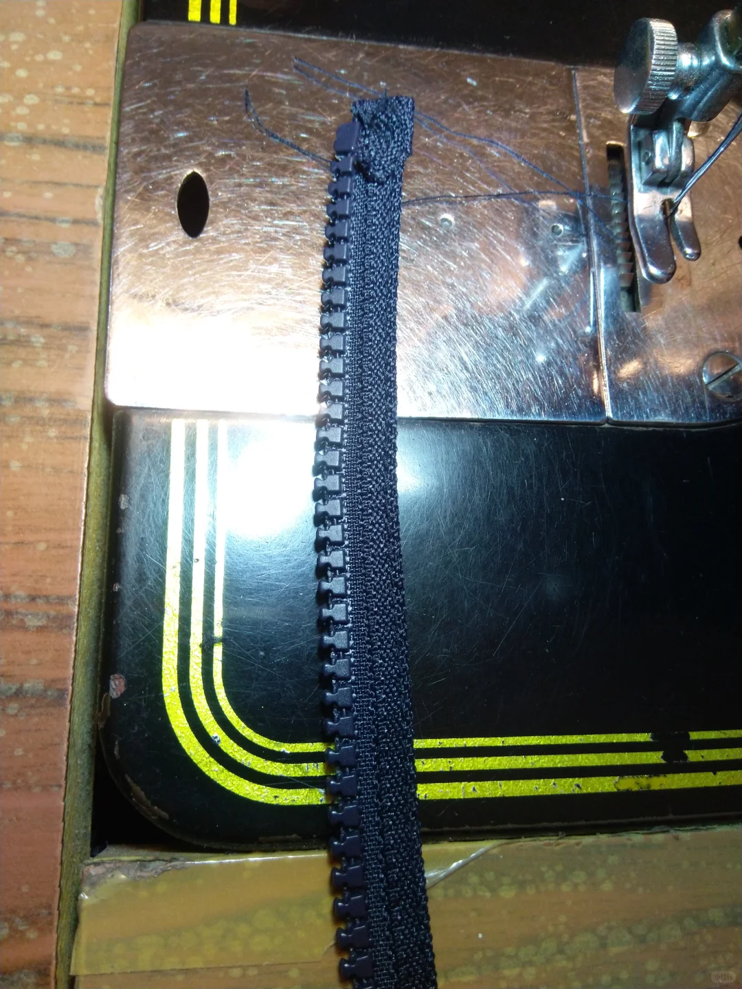 巧换羽绒服拉链的方法