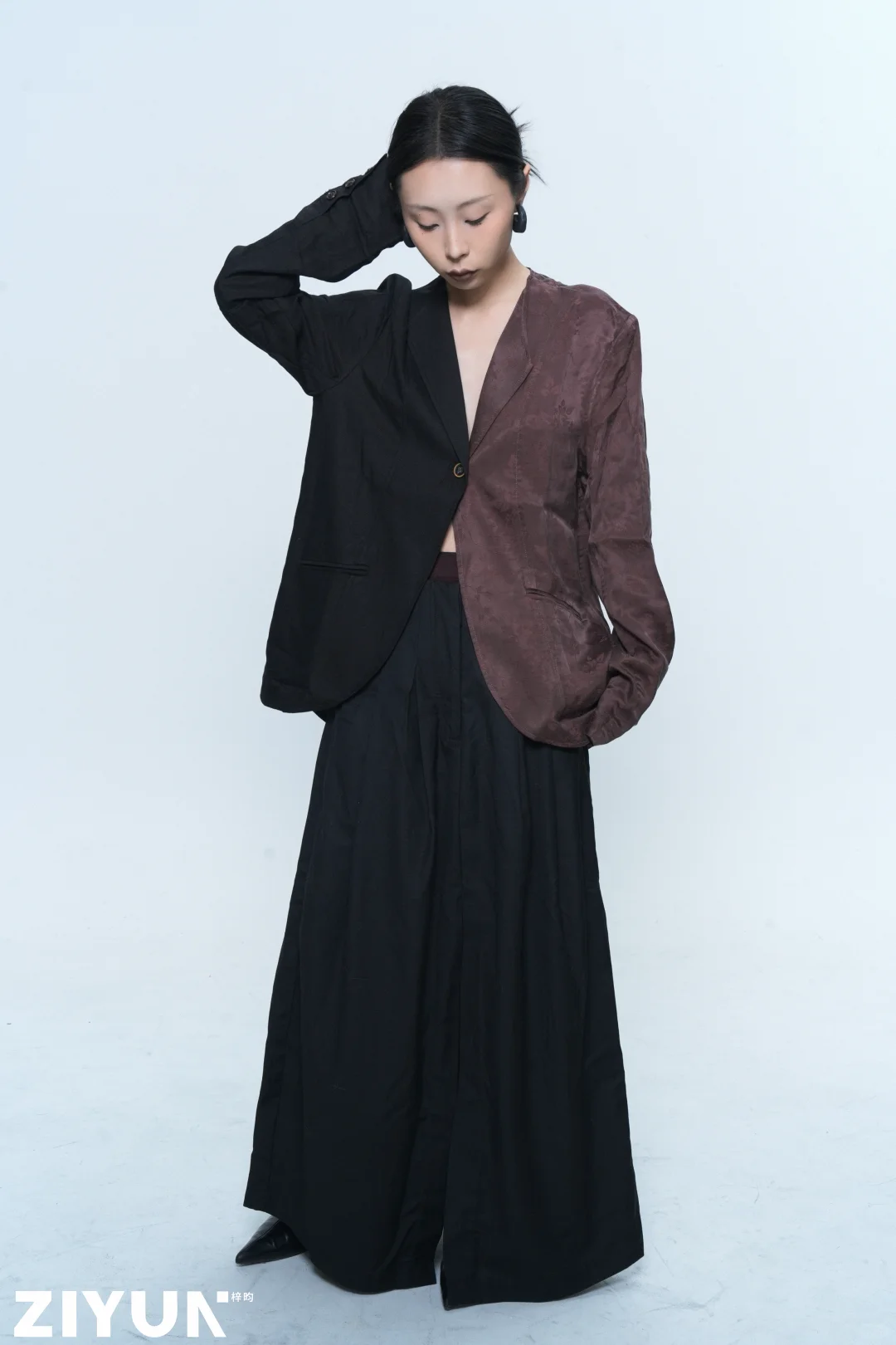 黑白棕拼接西装｜极简摄影的高级感暴击！