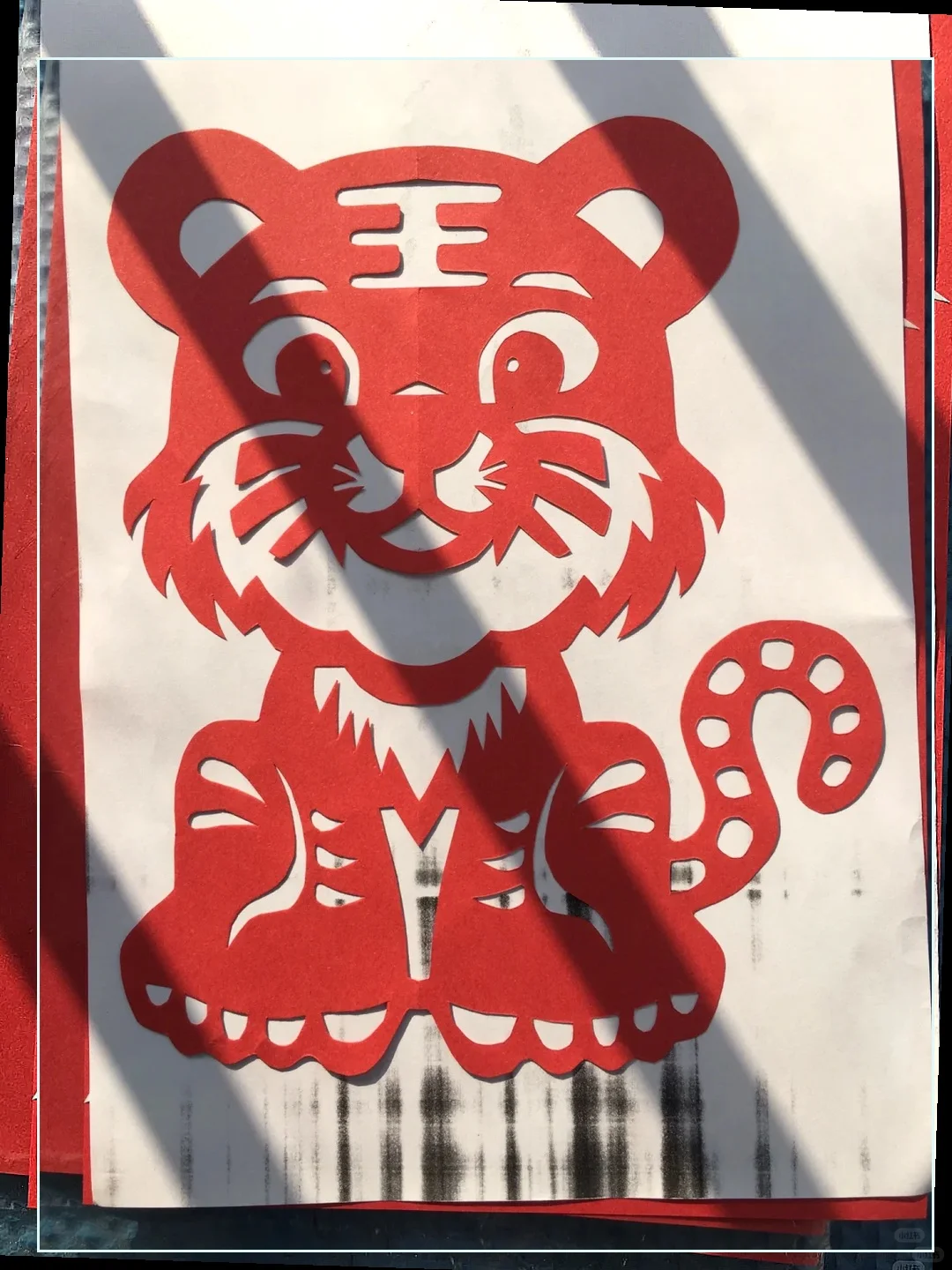 “可爱虎年剪纸:12生肖对称艺术图纸大公