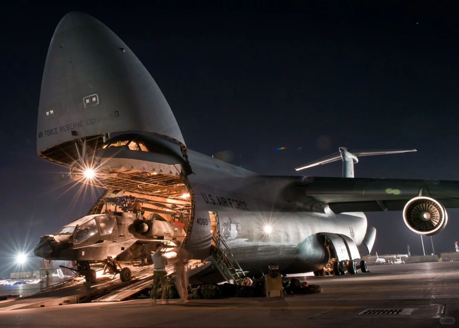 运输机运输阿帕奇武装直升机