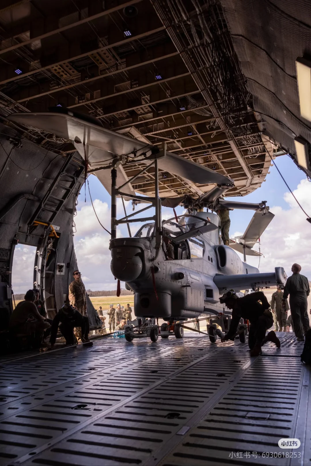 美国空军运输机运输美国海军陆战队直升机