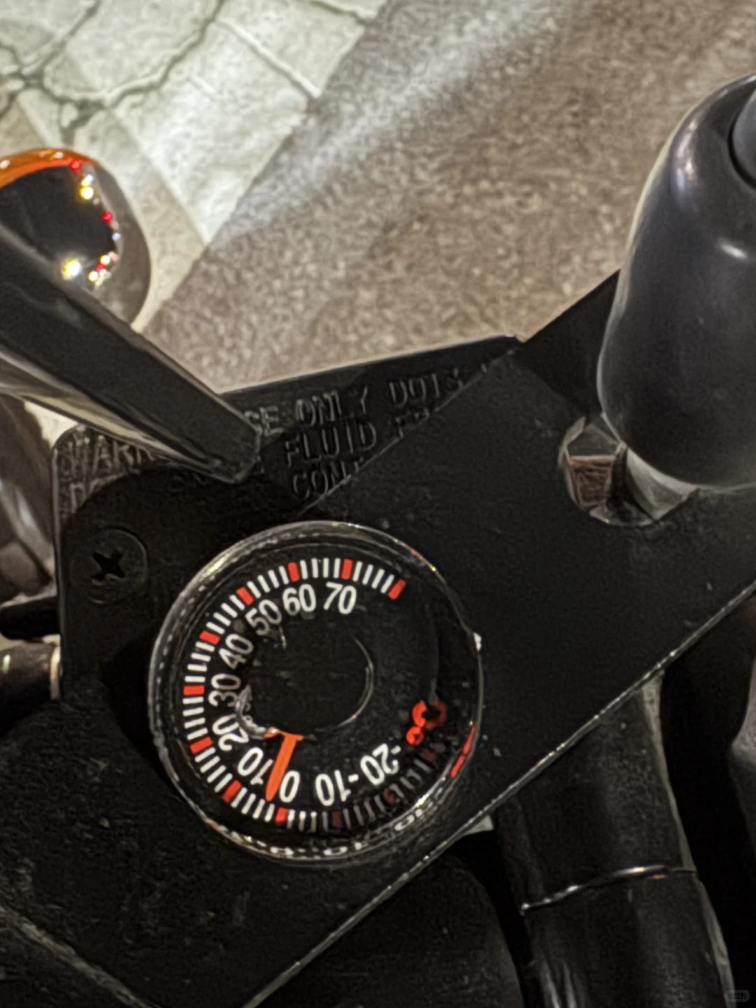 摩托车上的温度计