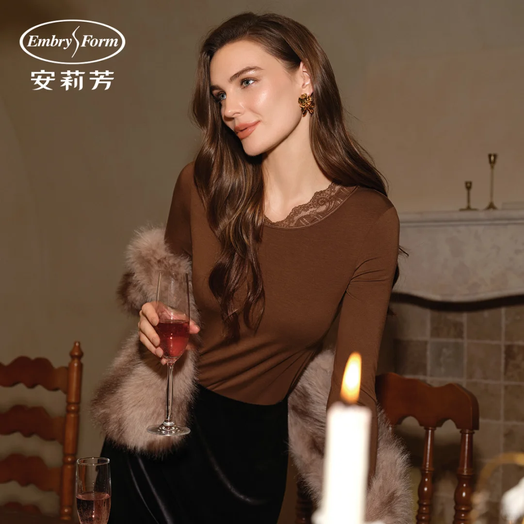 一件柔美又显瘦的蕾丝上衣，让优雅触手可及