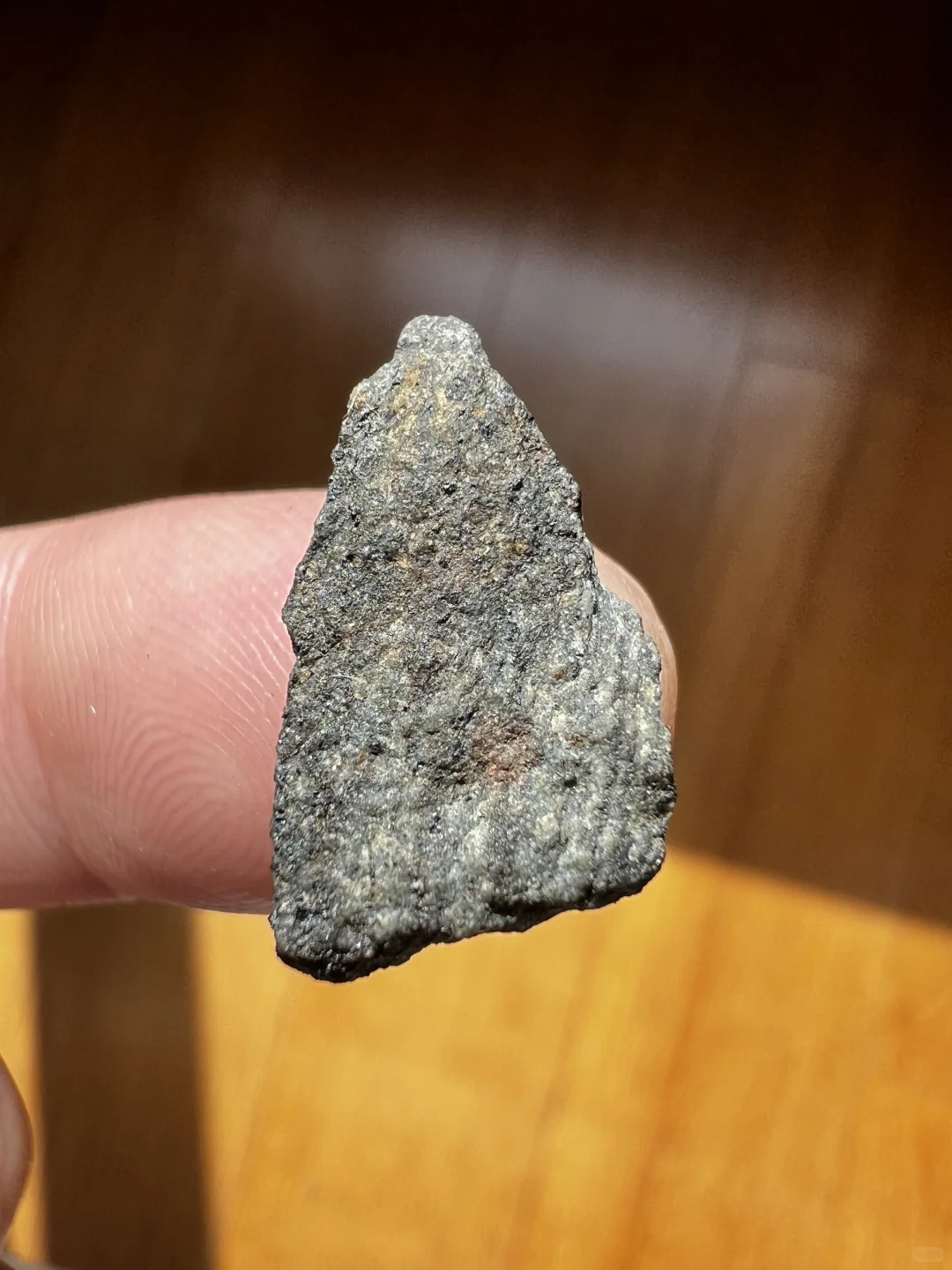 我在新疆路边捡到了铁矿石