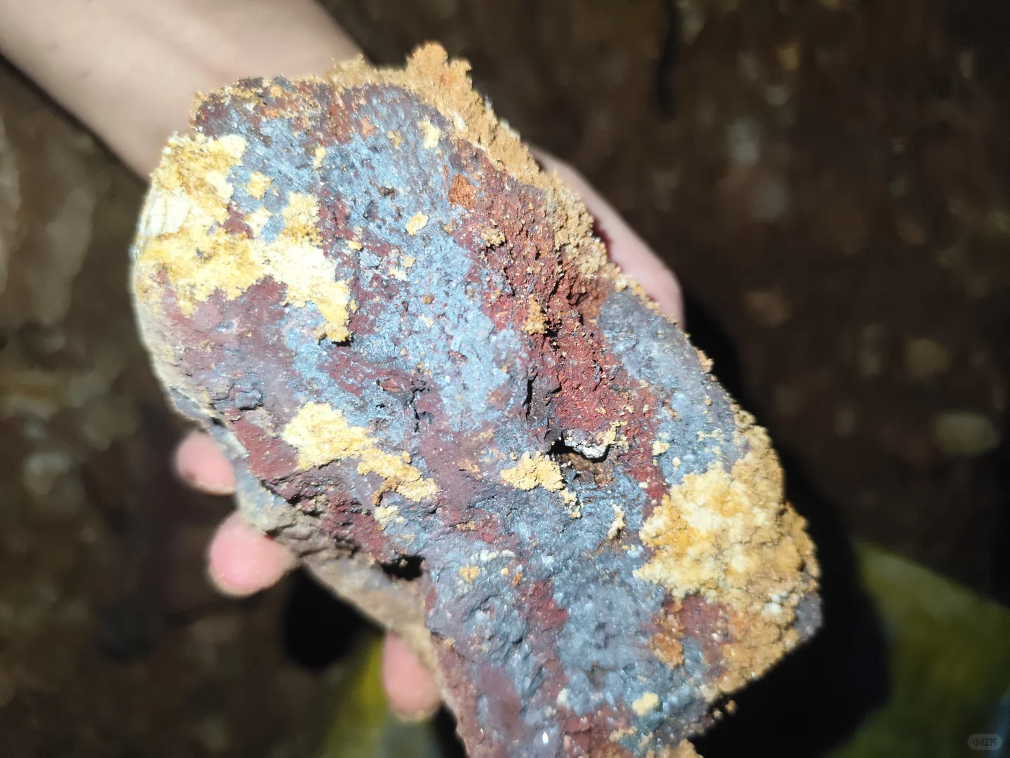 捡石头发现的疑似铁矿石的石头