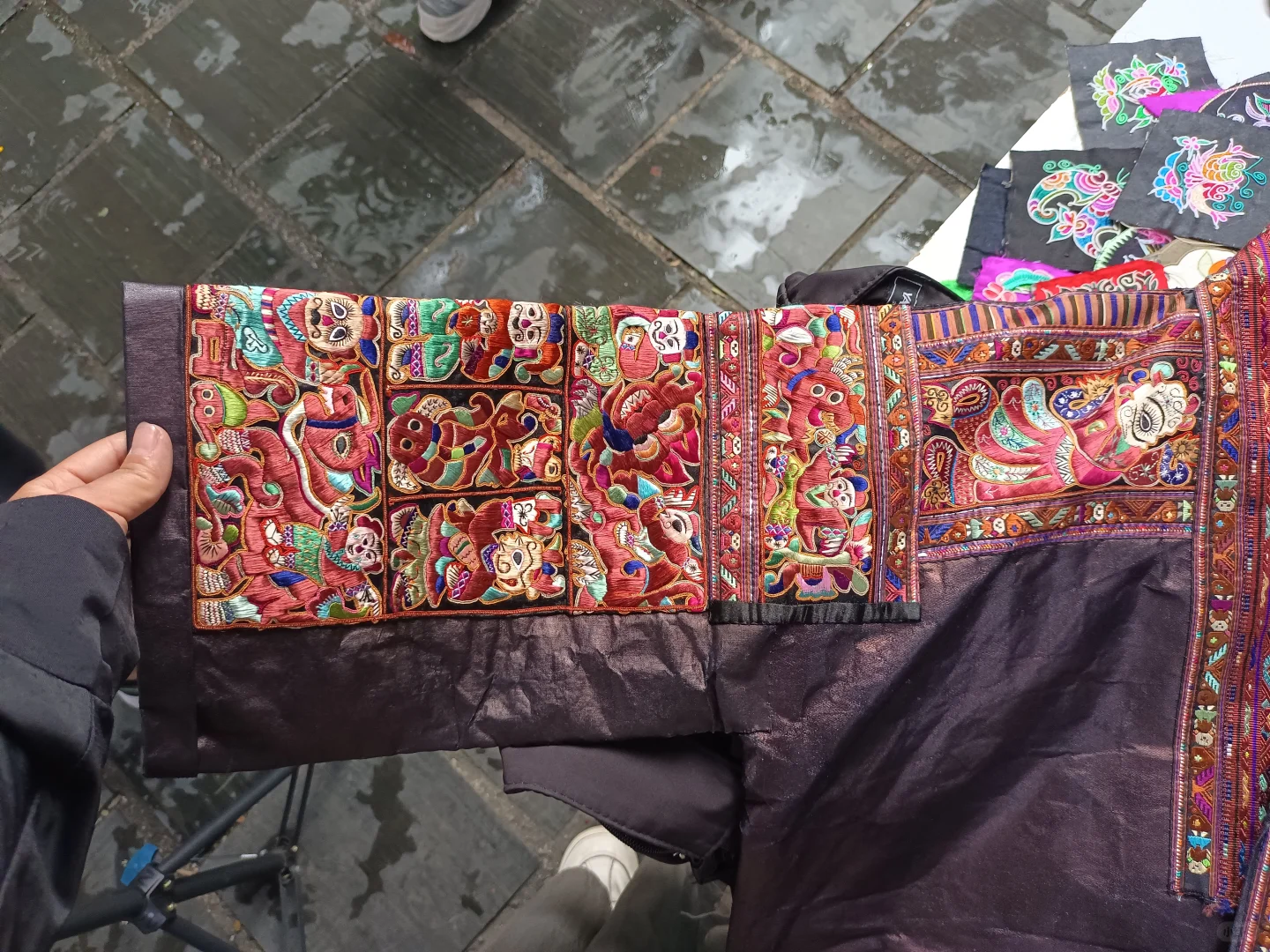 十来年的施洞剪纸破线绣➕锁边的红色洗衣服