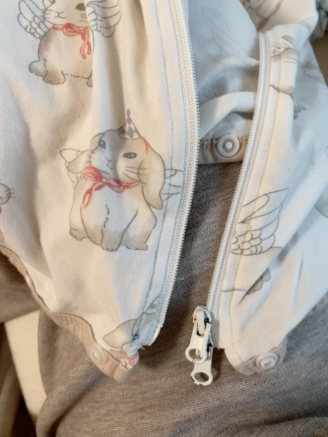 睡袋或者带拉链的连体衣都是这样的吗？