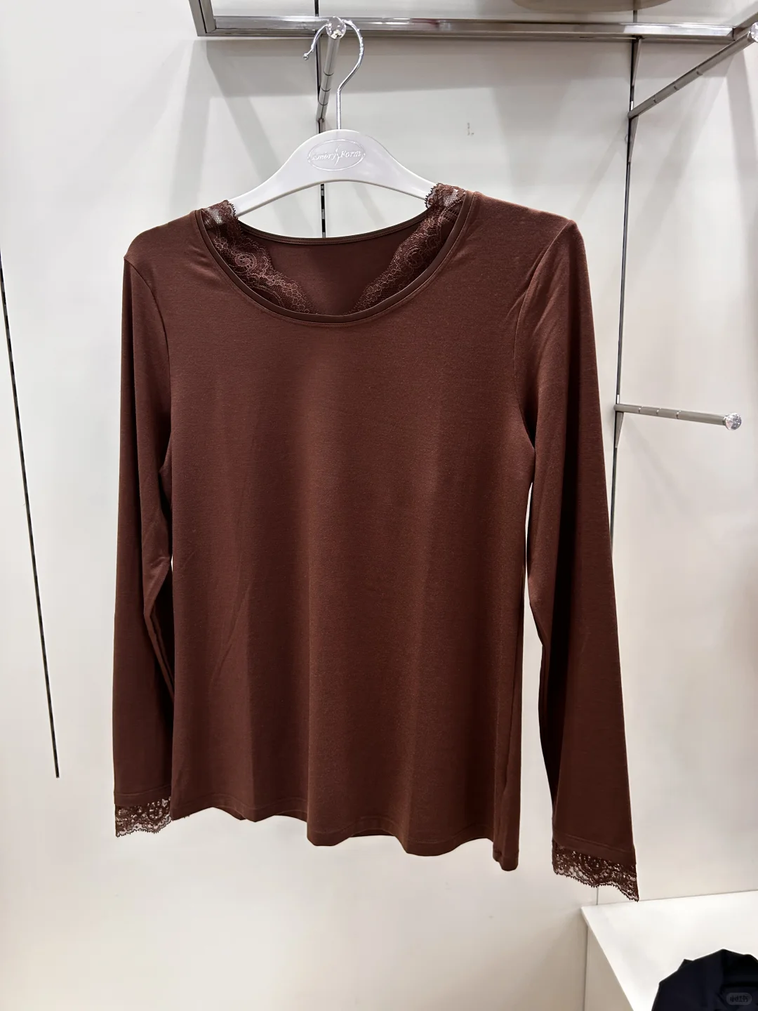 一件柔美又显瘦的蕾丝上衣，让优雅触手可及