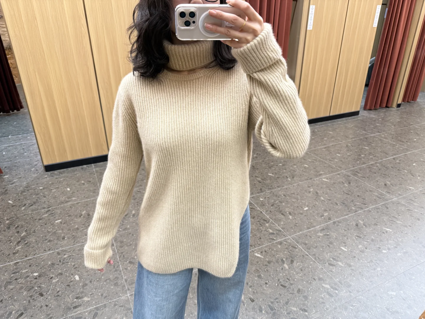 Gobi羊绒衫，领子可以分开，下摆不规则剪裁