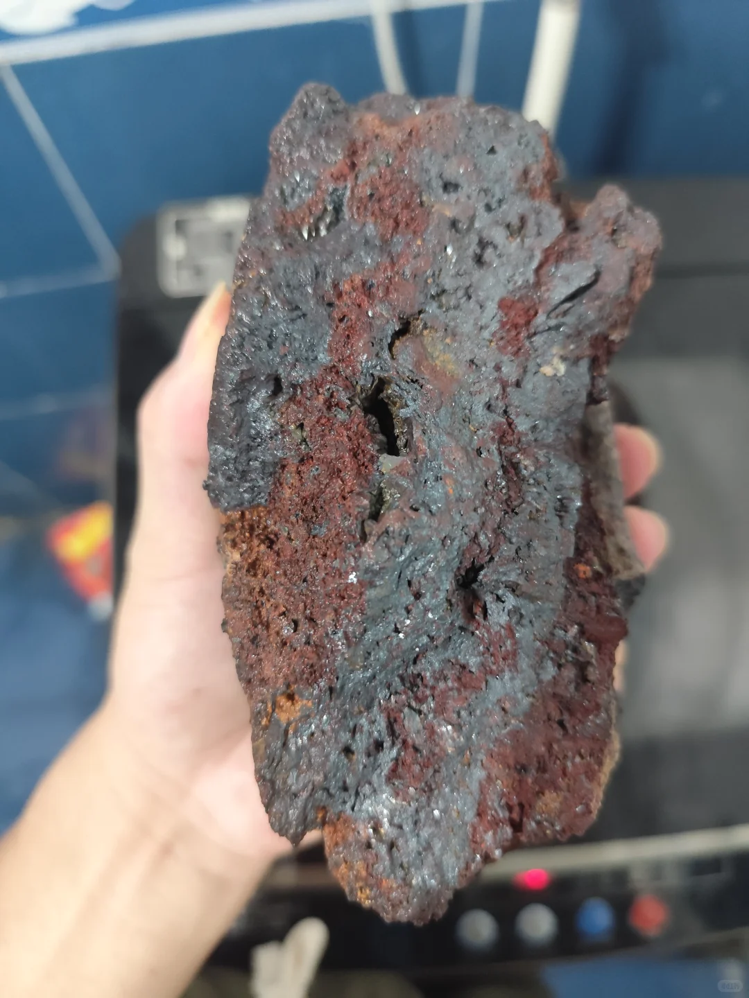 捡石头发现的疑似铁矿石的石头