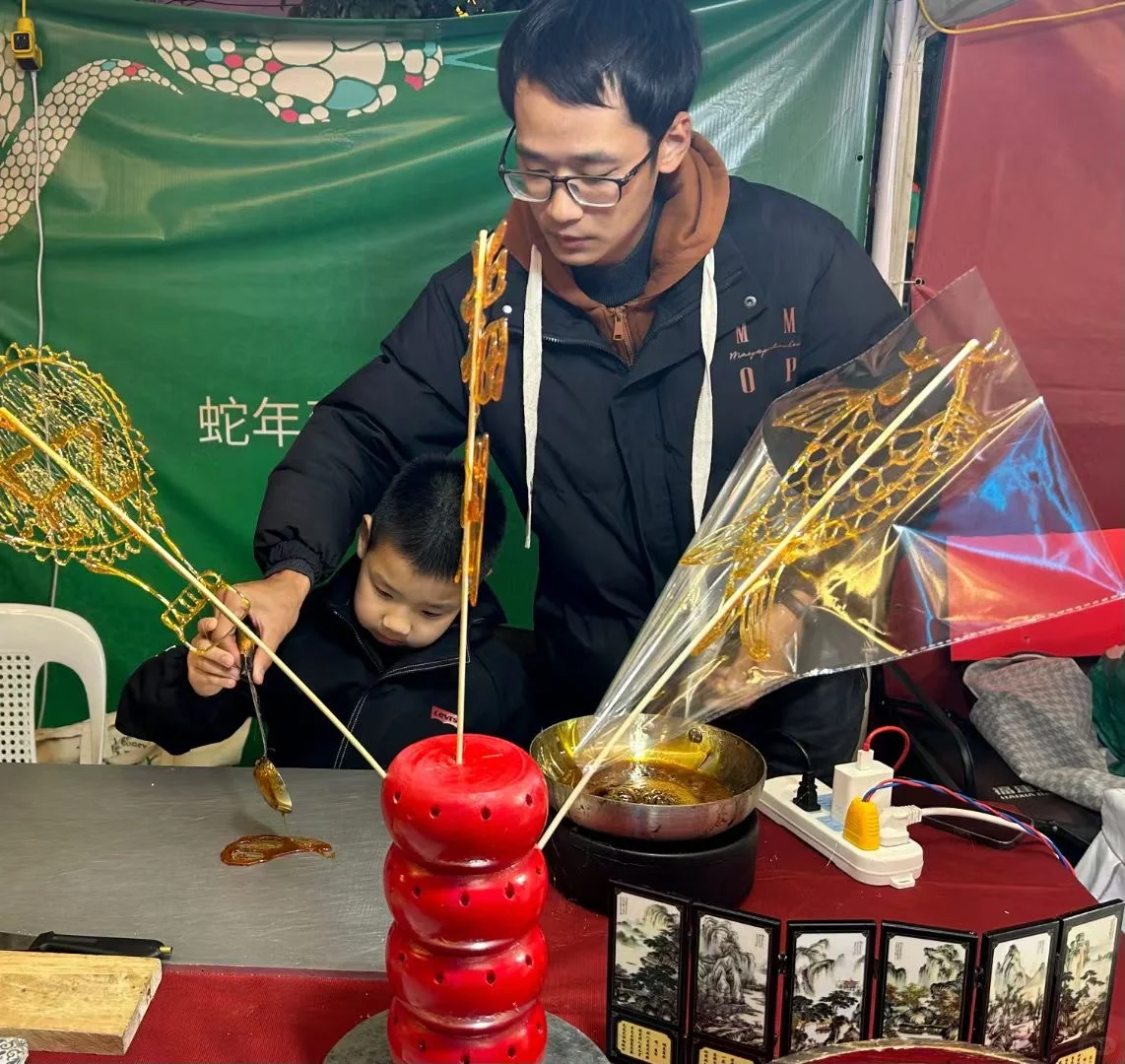 甜到心坎福州东百非遗糖画春节现场教你画龙