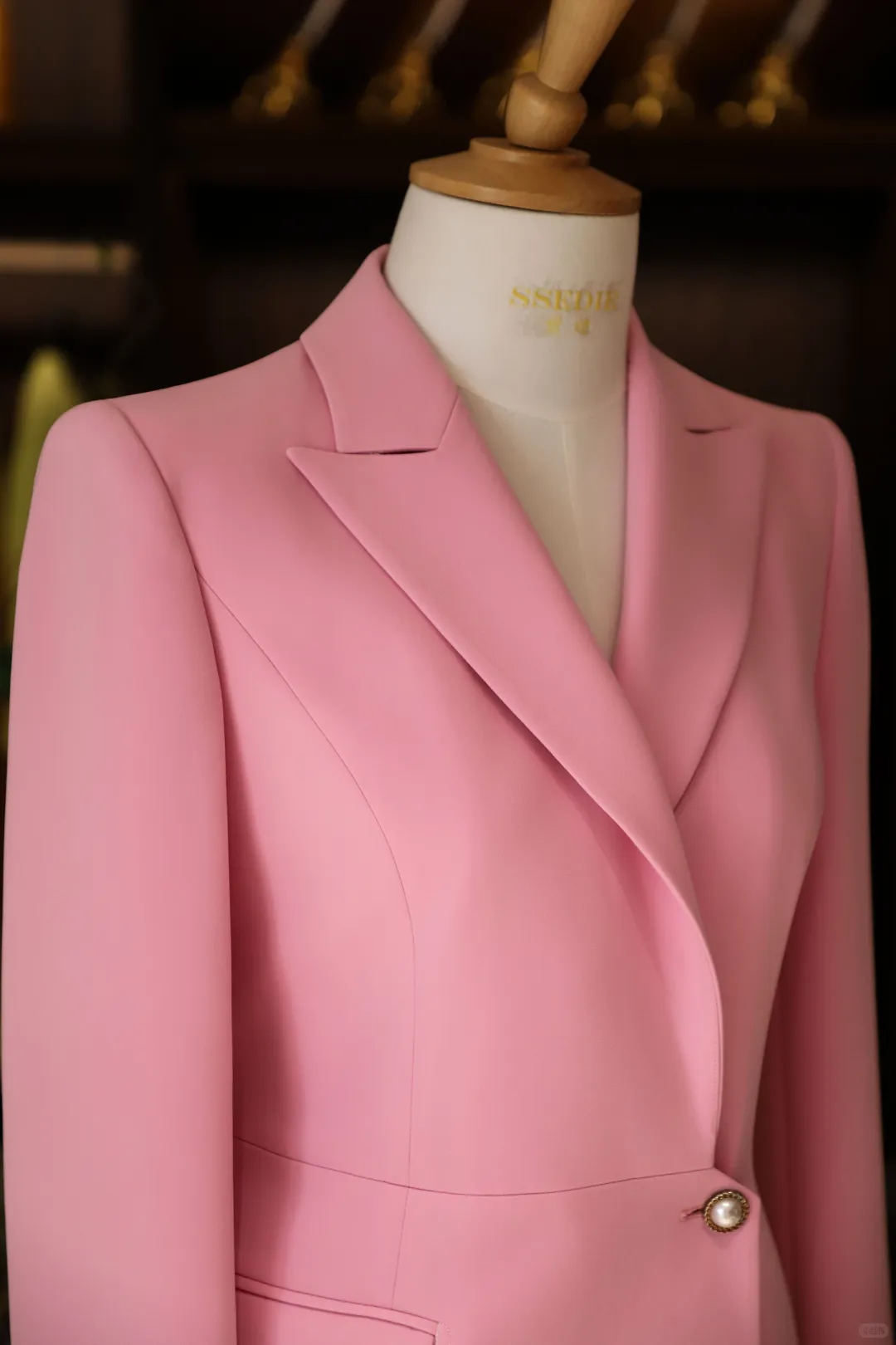 芭比粉西装裙 甜酷女孩的考场王牌?