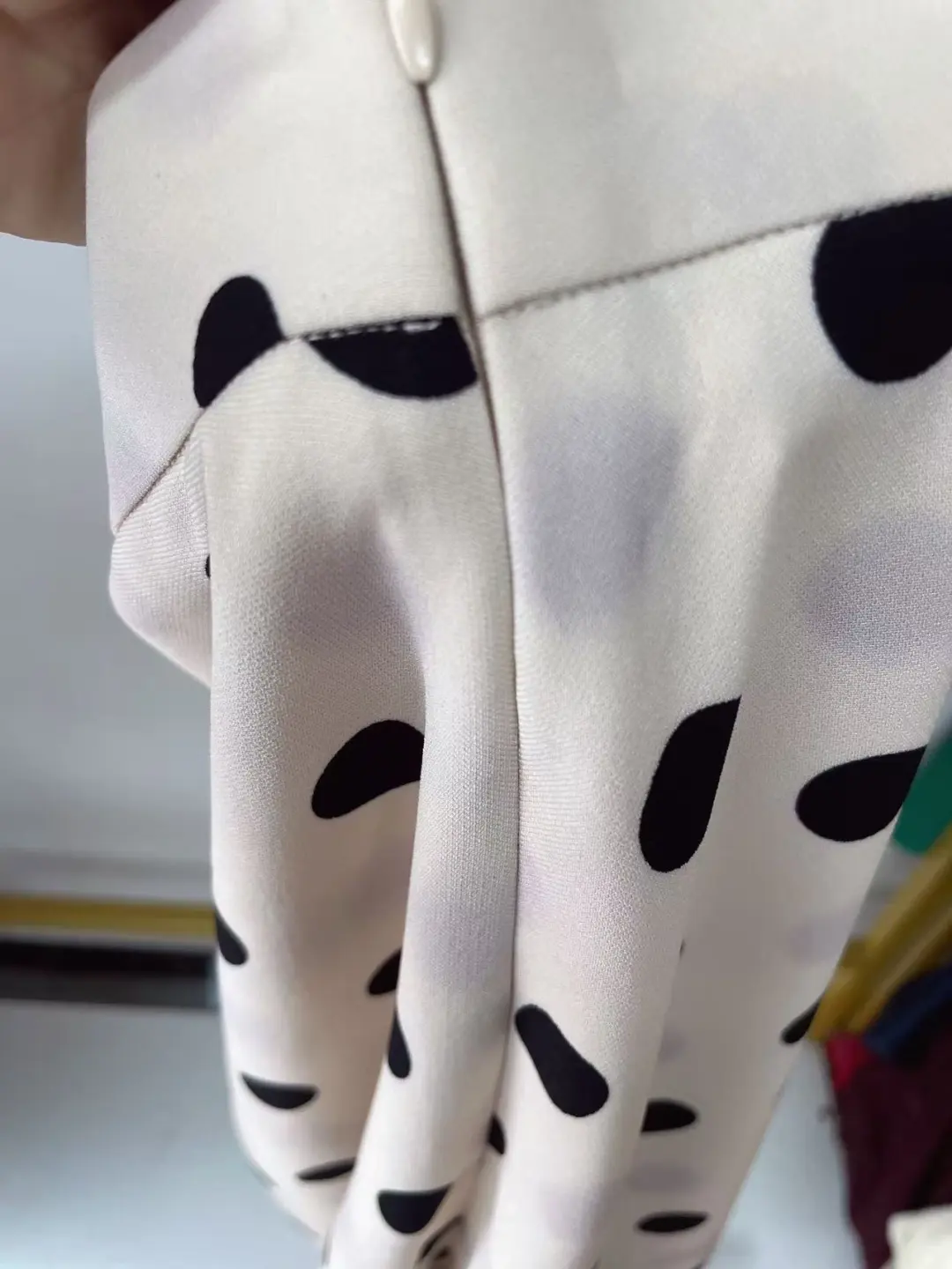 手工缝纫分享：第一次缝带里衬上隐形拉链