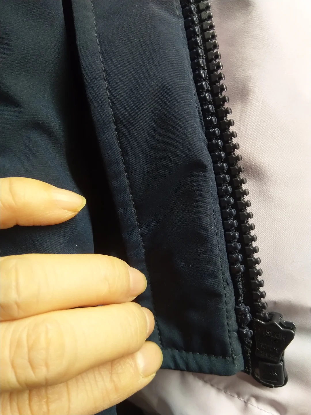 巧换羽绒服拉链的方法