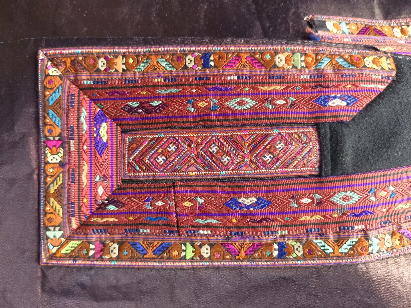 十来年的施洞剪纸破线绣➕锁边的红色洗衣服