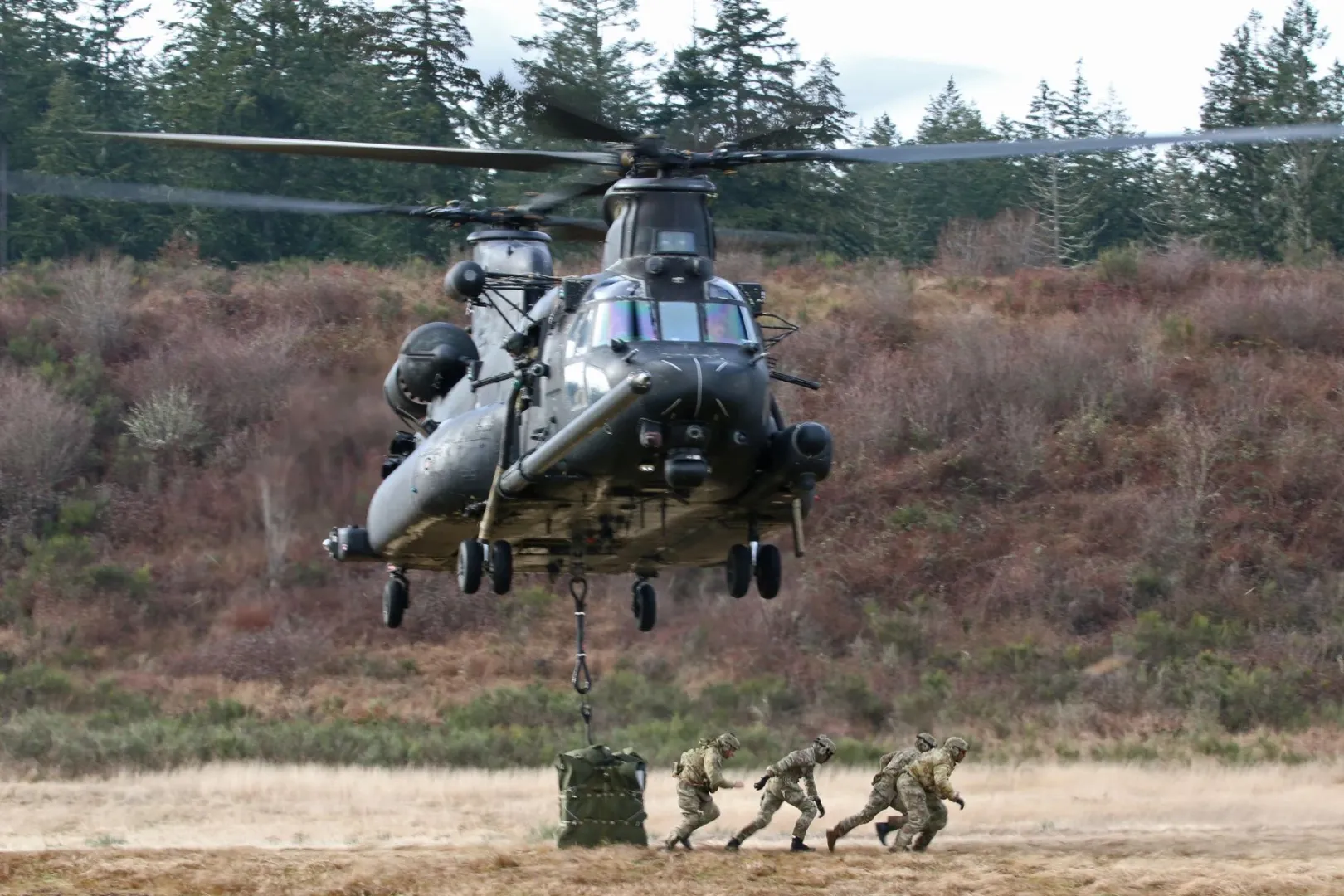 美军160特种航空团支奴干直升机吊运物资