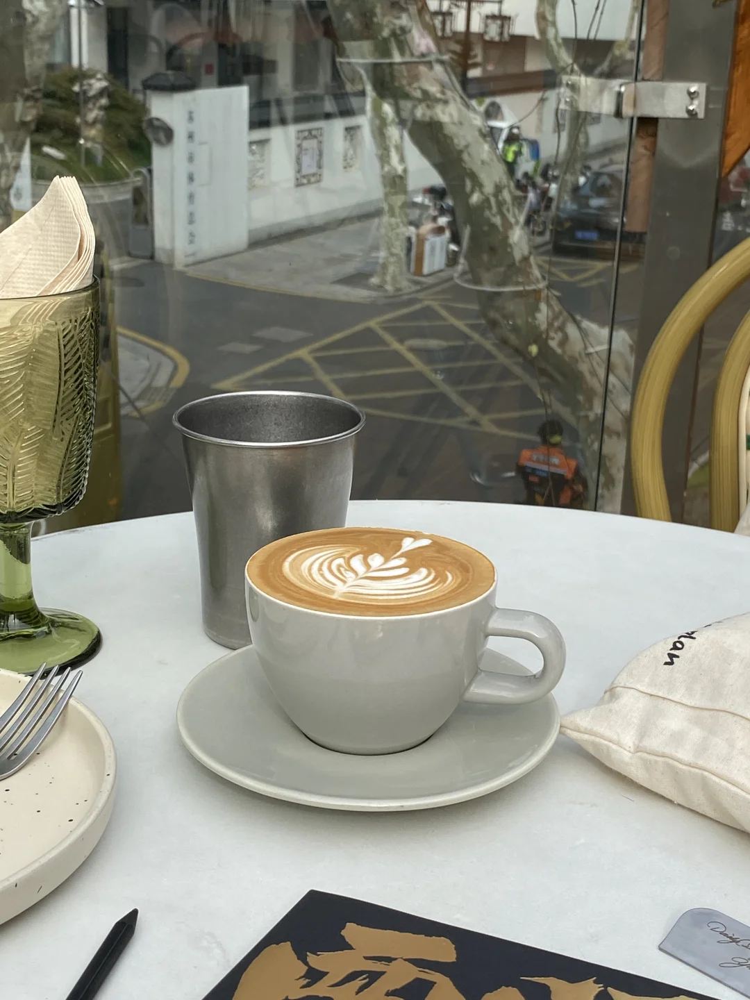 我会在早晨九点去咖啡馆读书。