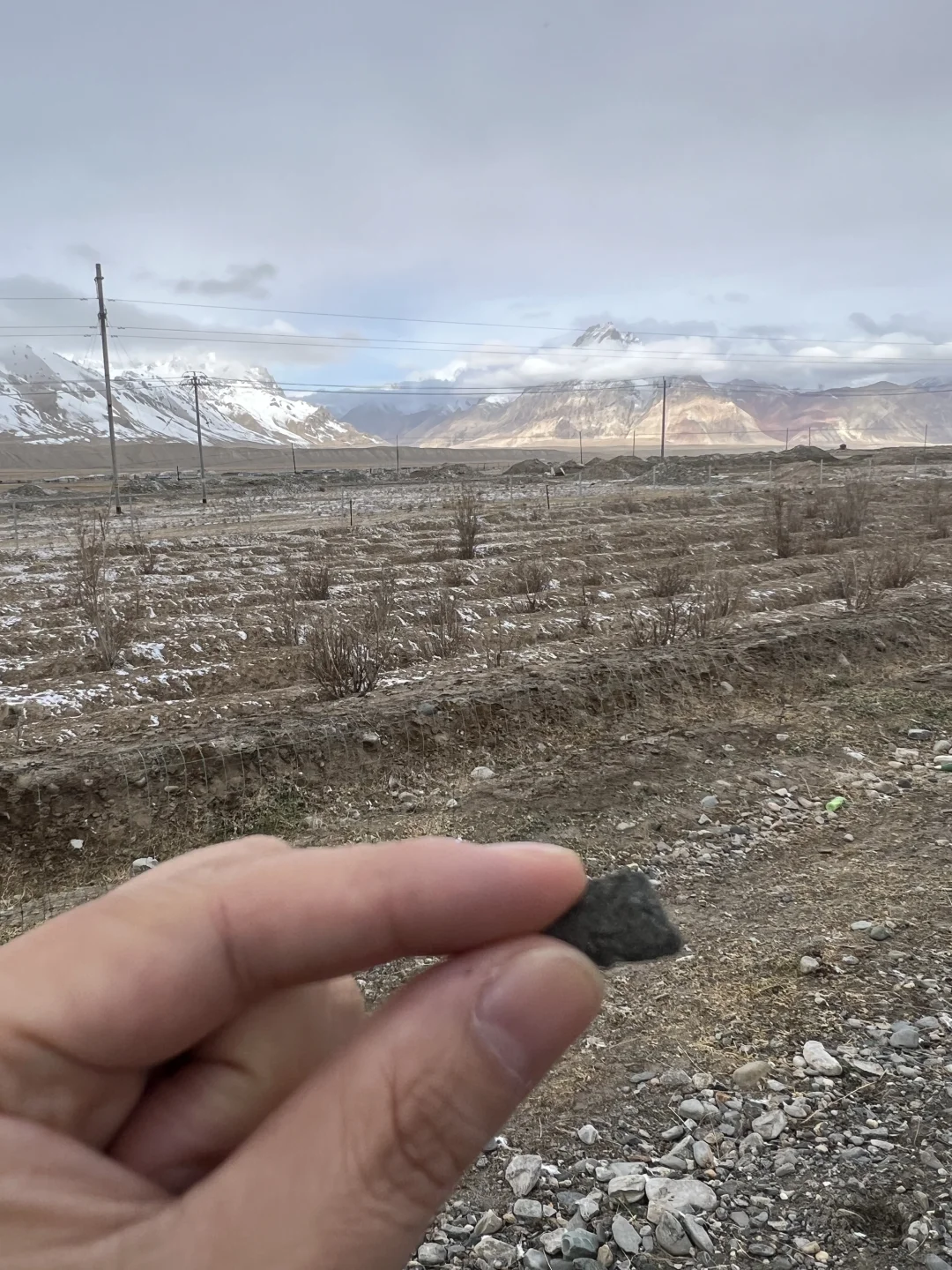 我在新疆路边捡到了铁矿石