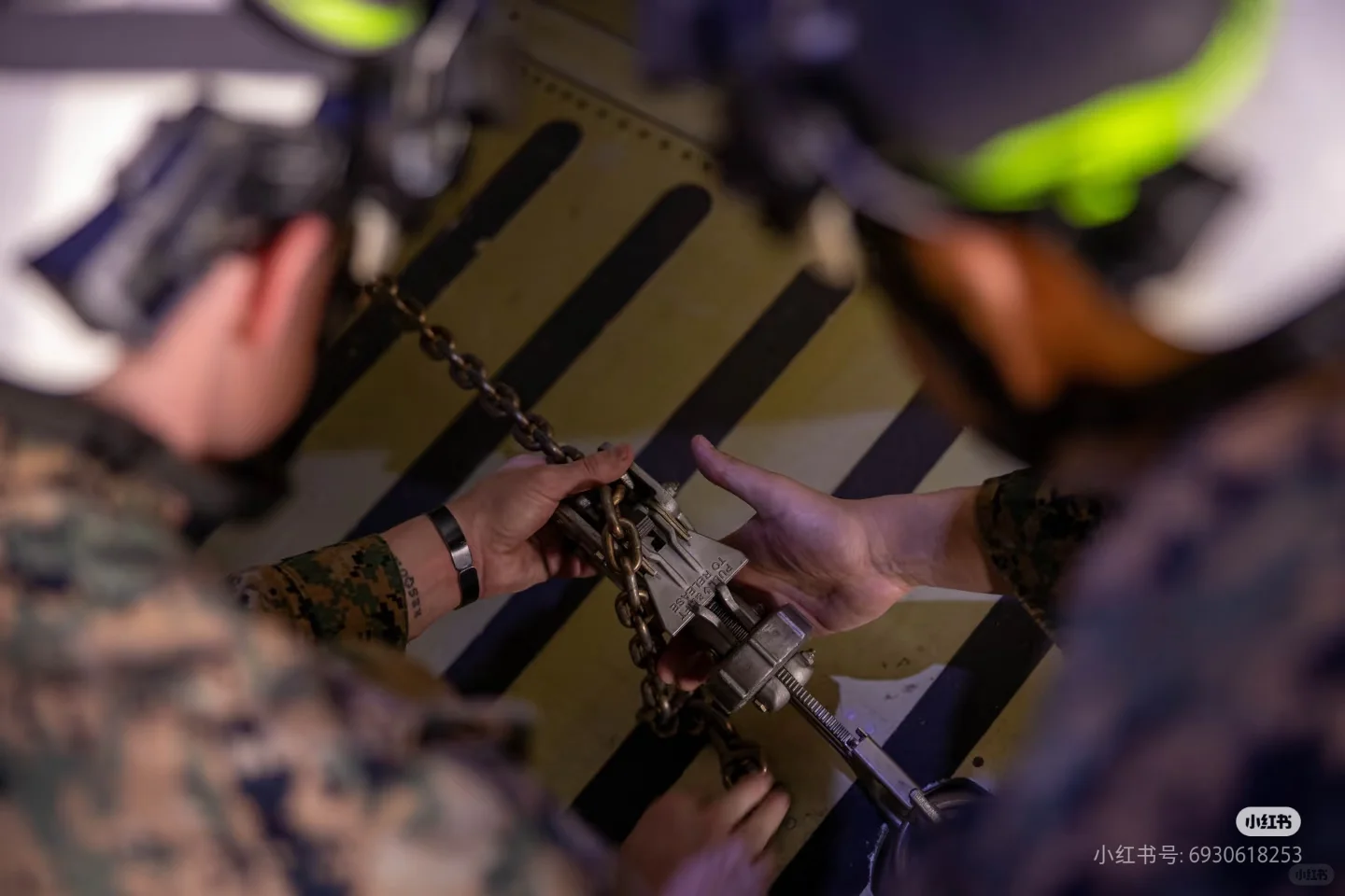 美国空军运输机运输美国海军陆战队直升机