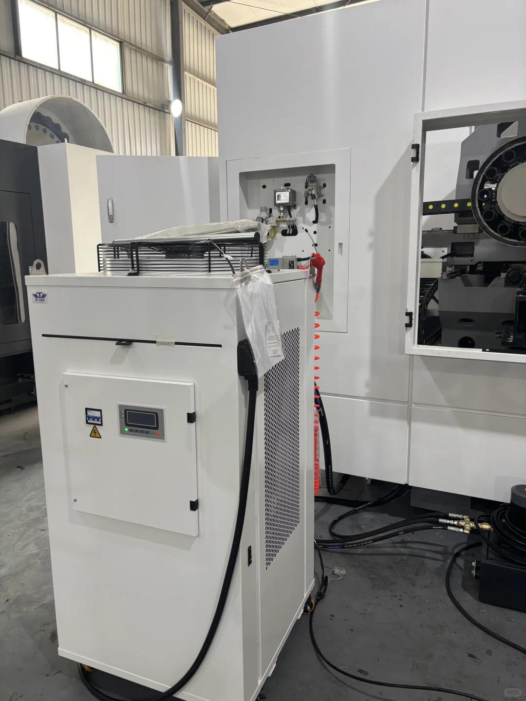 重生之老板让我炫耀工厂的五轴加工中心?