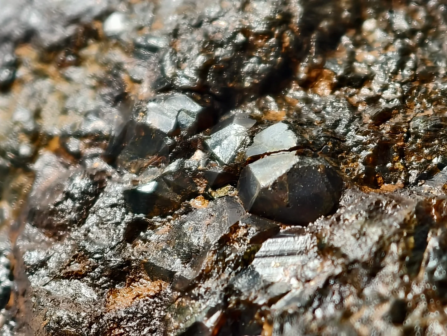 磁铁矿石?-宁波矿物采集图谱