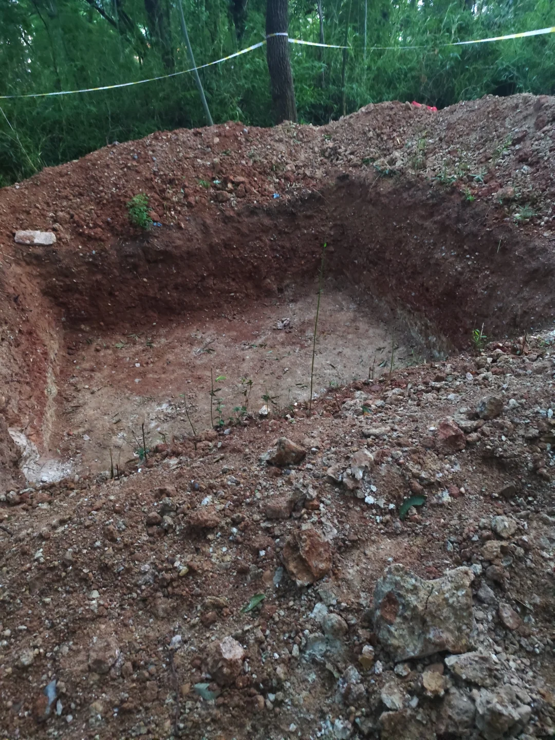 捡石头发现的疑似铁矿石的石头