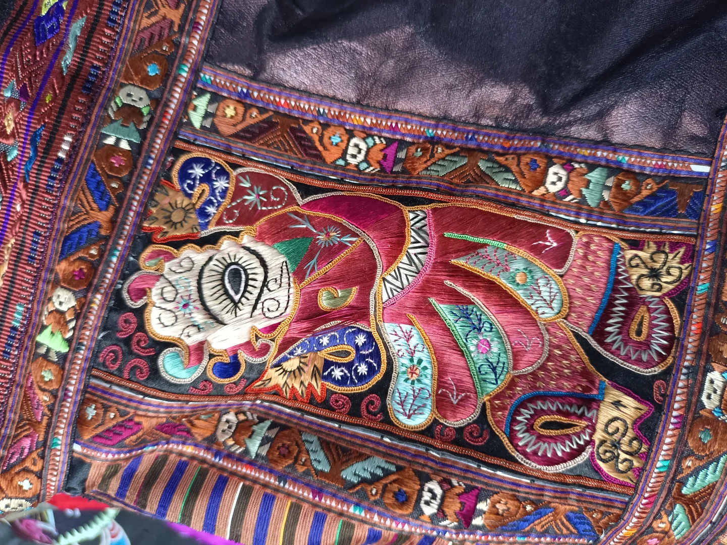 十来年的施洞剪纸破线绣➕锁边的红色洗衣服