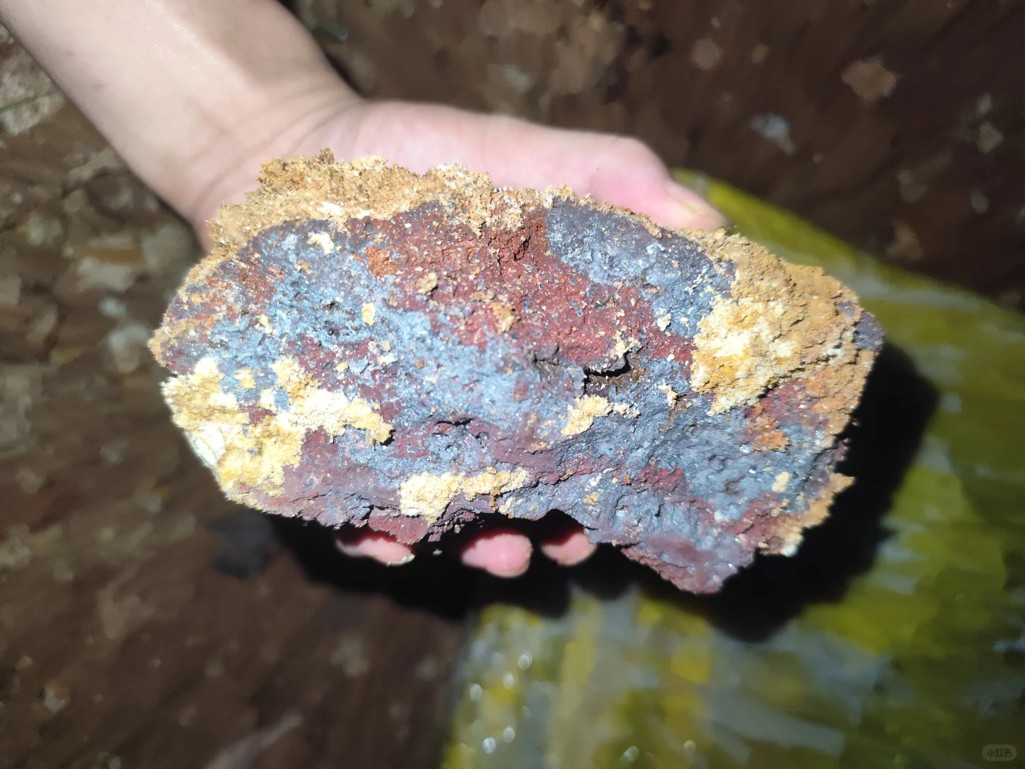 捡石头发现的疑似铁矿石的石头