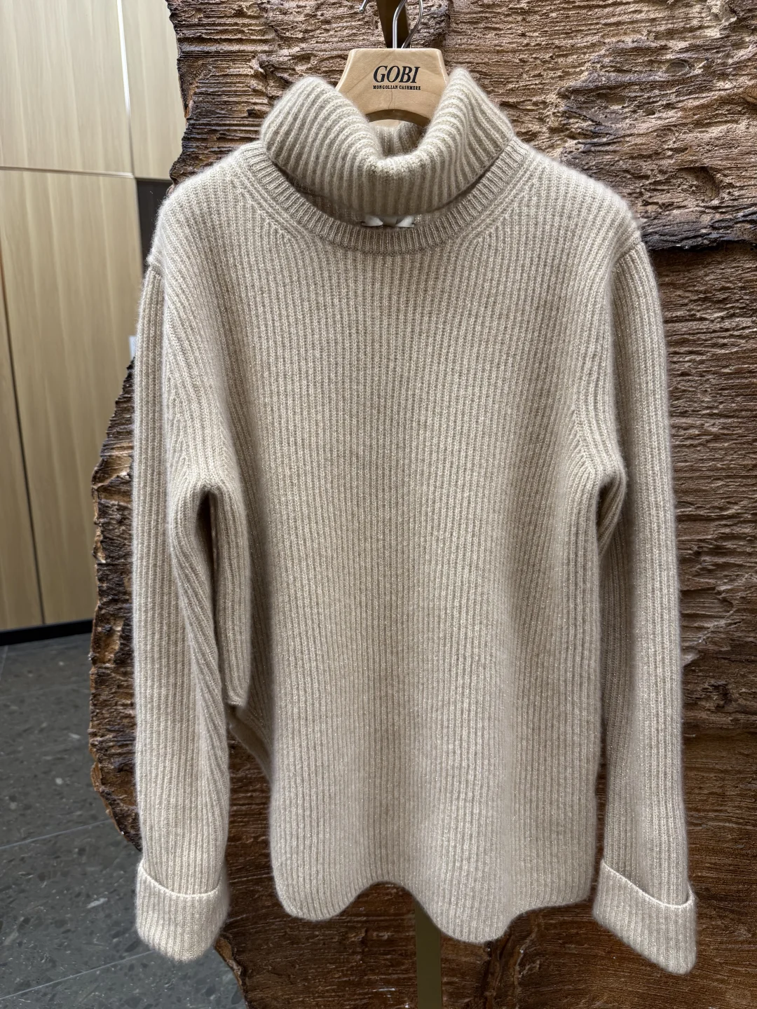 Gobi羊绒衫，领子可以分开，下摆不规则剪裁