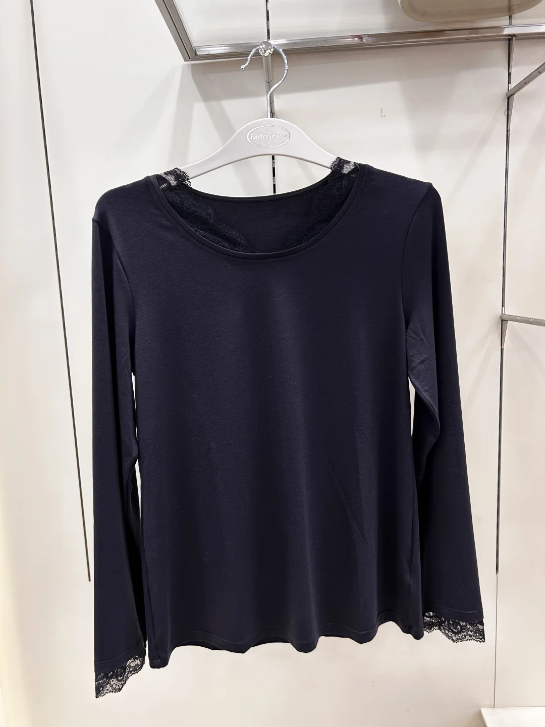 一件柔美又显瘦的蕾丝上衣，让优雅触手可及