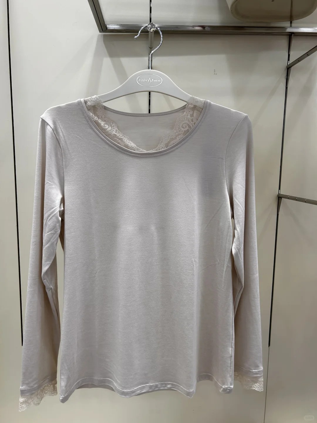 一件柔美又显瘦的蕾丝上衣，让优雅触手可及